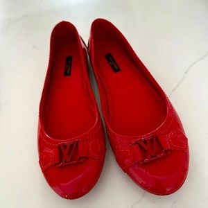 Louis Vuitton
Patent leather ballet flats (size 36.5)